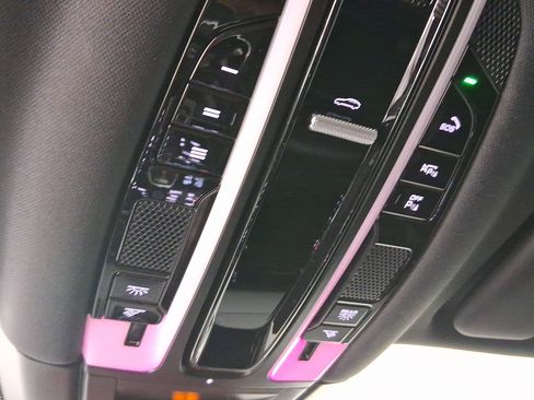 Used 2022 Porsche Cayenne S image 33