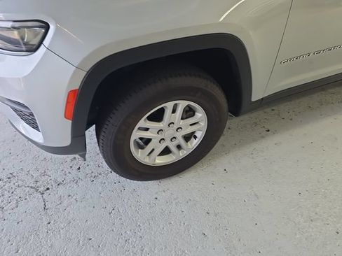 Used 2023 Jeep Grand Cherokee Laredo AWD/4WD image 9