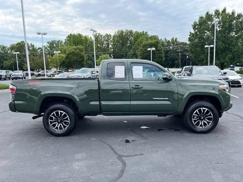 Used 2022 Toyota Tacoma TRD Sport w/ TRD Premium Sport Package AWD/4WD image 5