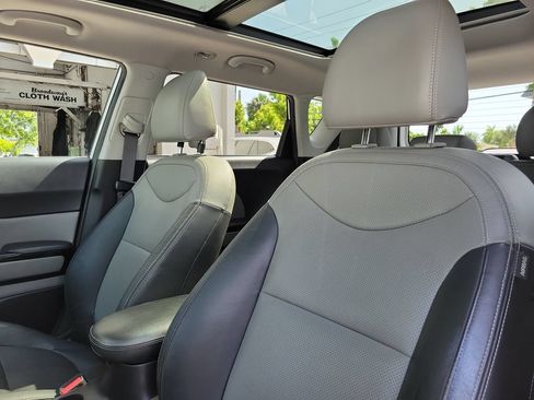 Used 2017 Kia Soul + w/ Primo Package FWD image 16