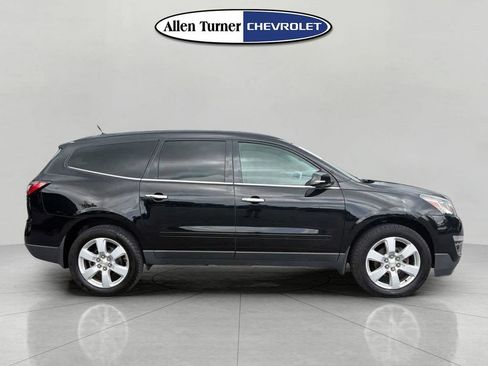 Used 2017 Chevrolet Traverse LT w/ Style and Technology Package FWD image 3