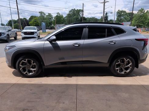 Used 2025 Chevrolet Trax LT FWD image 4
