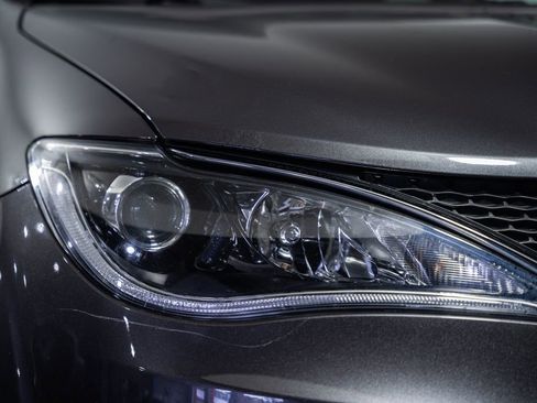 Used 2018 Chrysler Pacifica Touring-L image 13