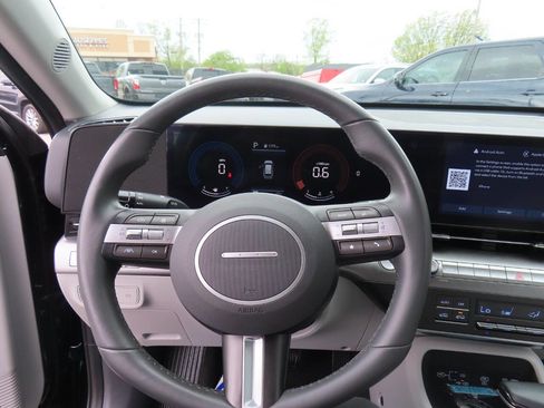Used 2025 Hyundai Kona SEL AWD/4WD image 12