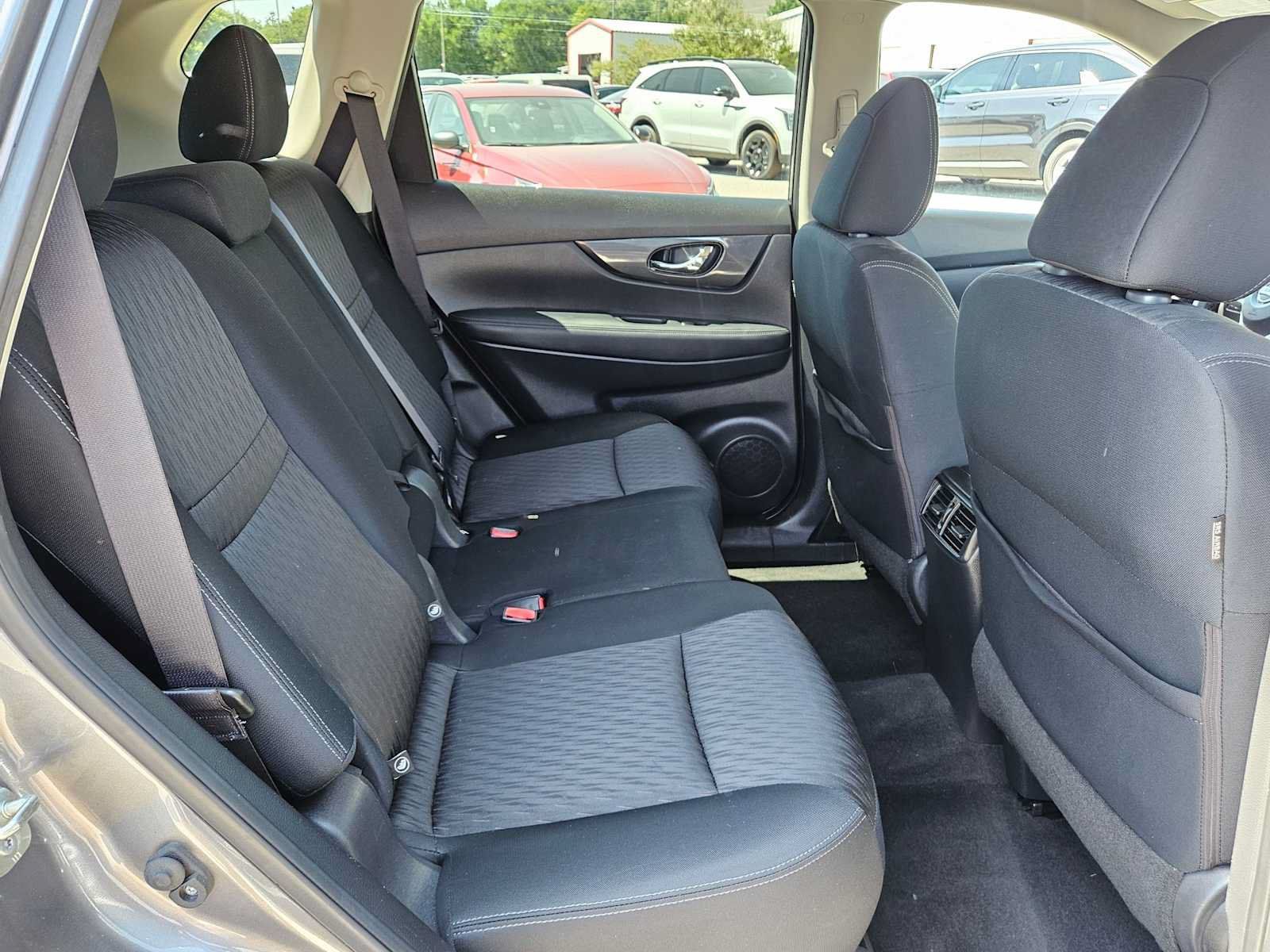 Used 2018 Nissan Rogue SV FWD image 19