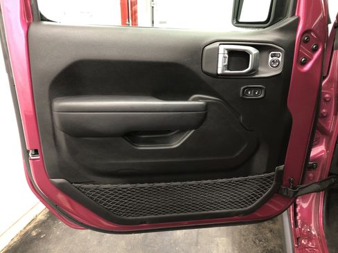 Certified 2024 Jeep Wrangler Willys image 15