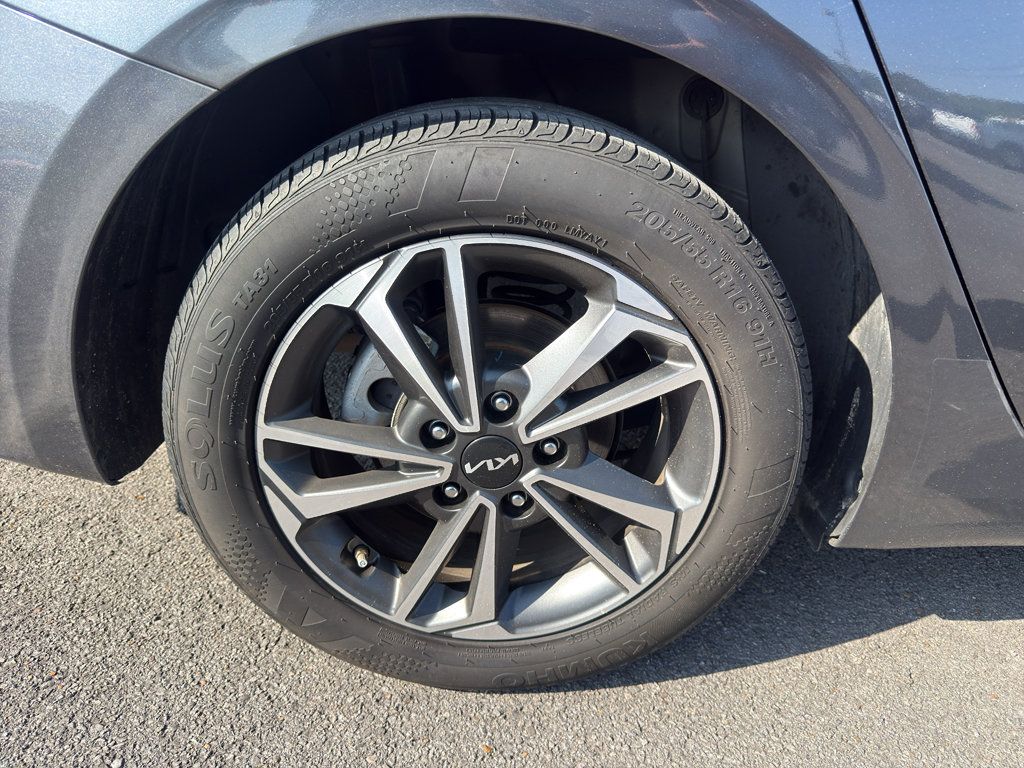 Used 2024 Kia Forte LXS w/ LXS Technology Package FWD image 9