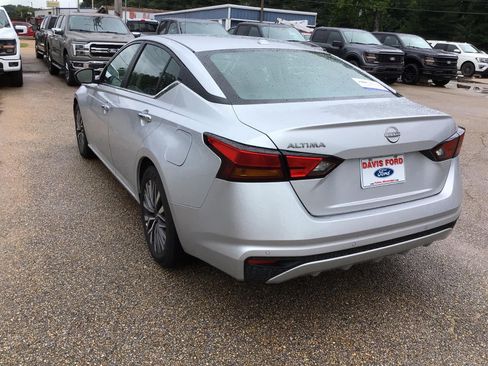 Used 2025 Nissan Altima 2.5 SV FWD image 12