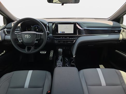 Used 2025 Toyota Camry SE FWD image 9