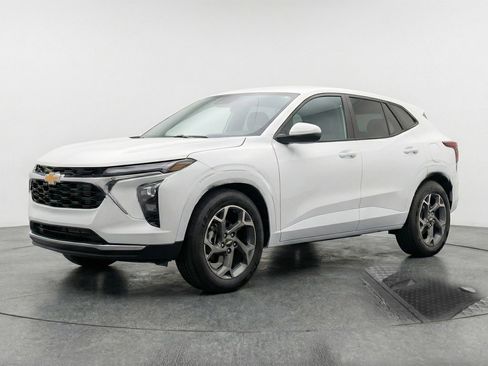 Used 2025 Chevrolet Trax LT w/ LT Convenience Package FWD image 3