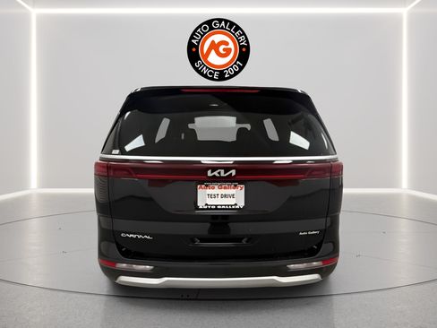 Used 2024 Kia Carnival LX FWD image 4
