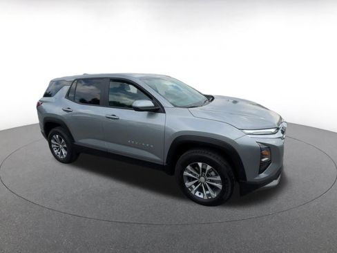 Used 2025 Chevrolet Equinox LT image 2