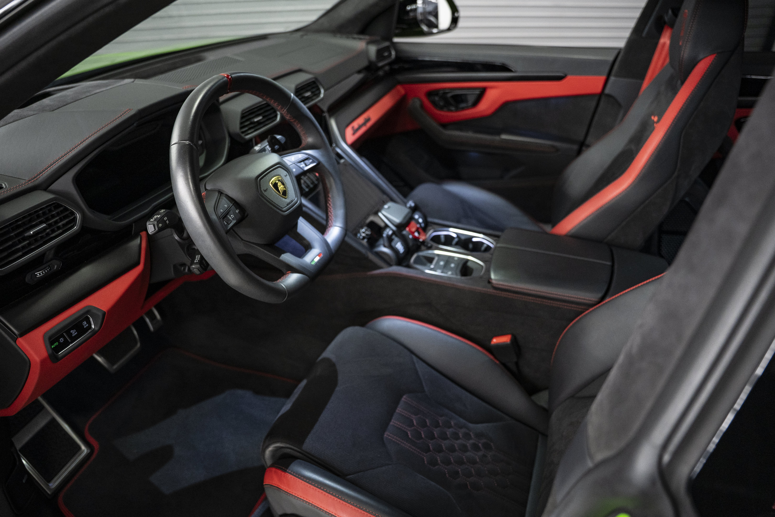 Used 2024 Lamborghini Urus S AWD/4WD image 25