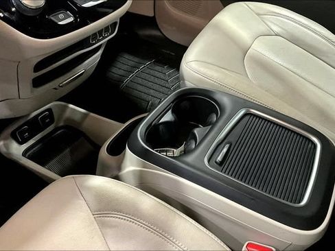 Used 2021 Chrysler Pacifica Touring-L FWD image 18