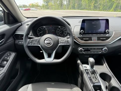 Used 2025 Nissan Altima 2.5 SV FWD image 12