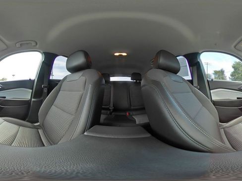 Used 2025 Chevrolet Trax LT w/ LT Convenience Package FWD image 41