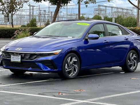 Used 2025 Hyundai Elantra Limited image 7