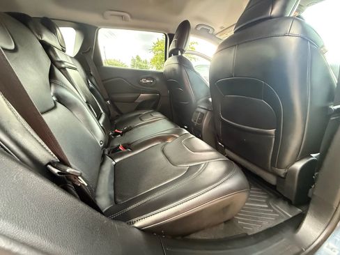 Used 2019 Jeep Cherokee Limited image 12