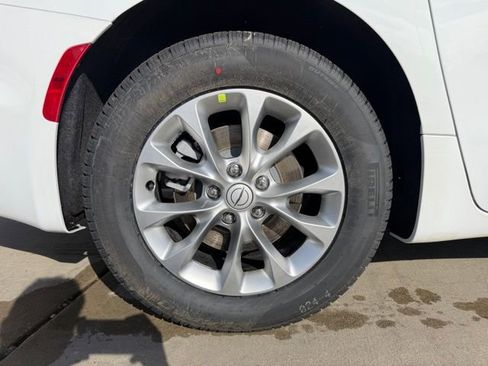 New 2026 Chrysler Pacifica Select image 9