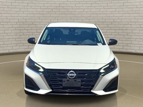 Used 2025 Nissan Altima 2.5 SV FWD image 2