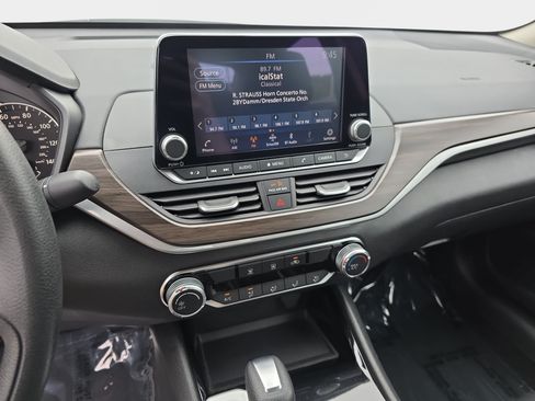 Used 2024 Nissan Altima 2.5 SV FWD image 17