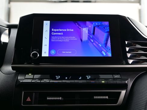 Used 2025 Toyota Camry SE image 19