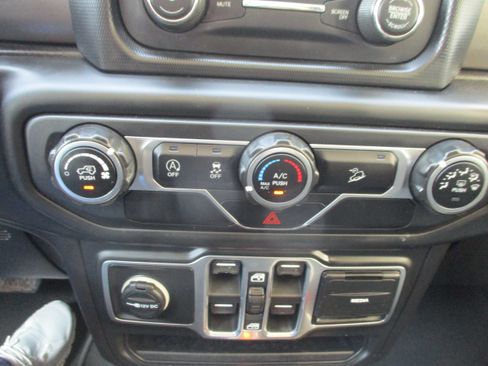 Used 2018 Jeep Wrangler Unlimited Sport S AWD/4WD image 16