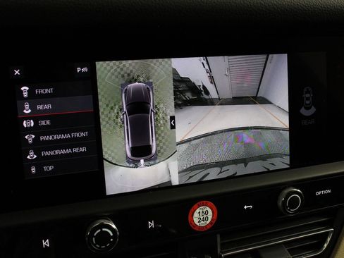 Certified 2025 Porsche Macan AWD/4WD image 17