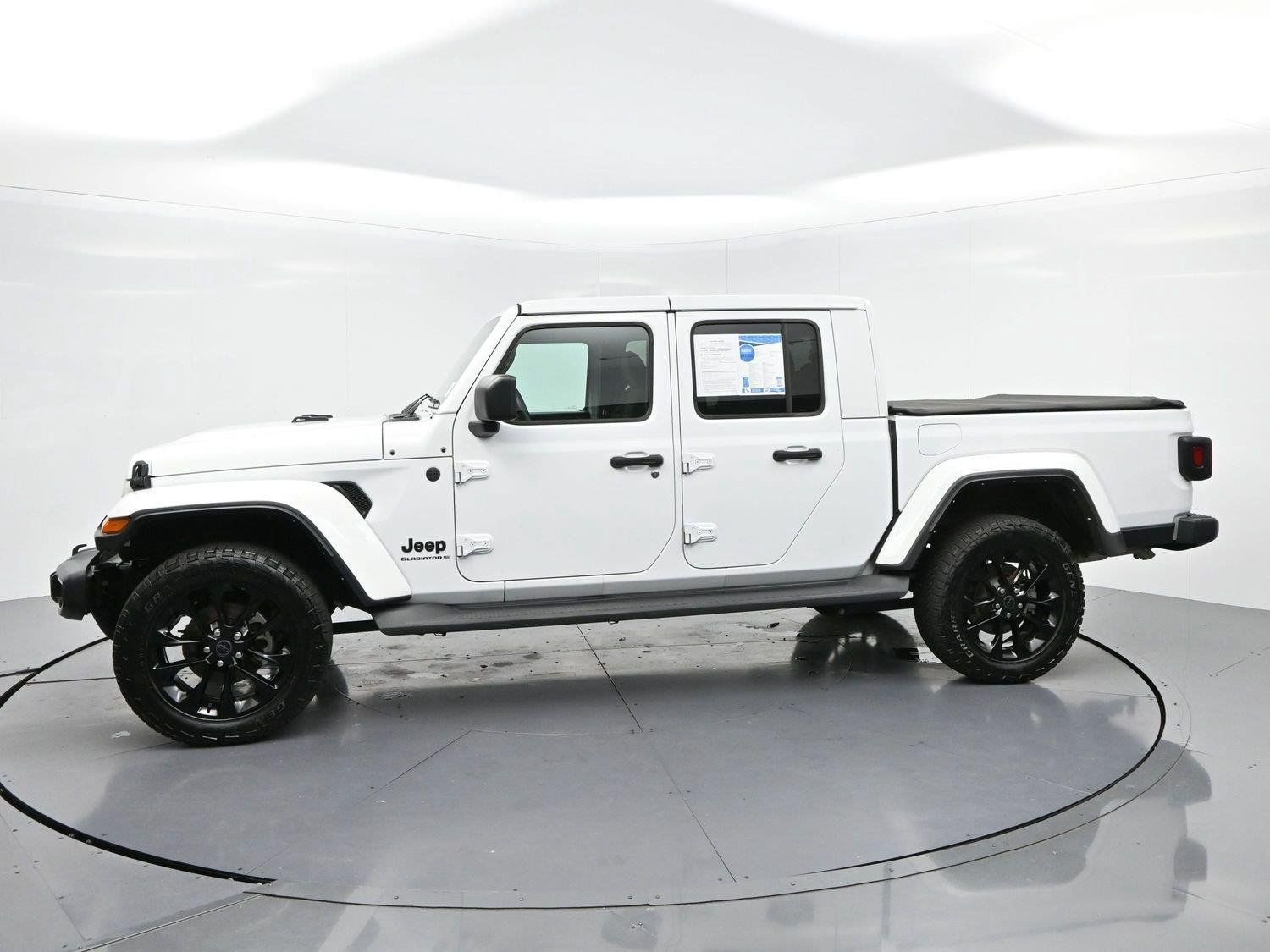 Used 2025 Jeep Gladiator Sport AWD/4WD image 4