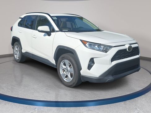 Used 2019 Toyota RAV4 XLE w/ Convenience Package FWD image 3