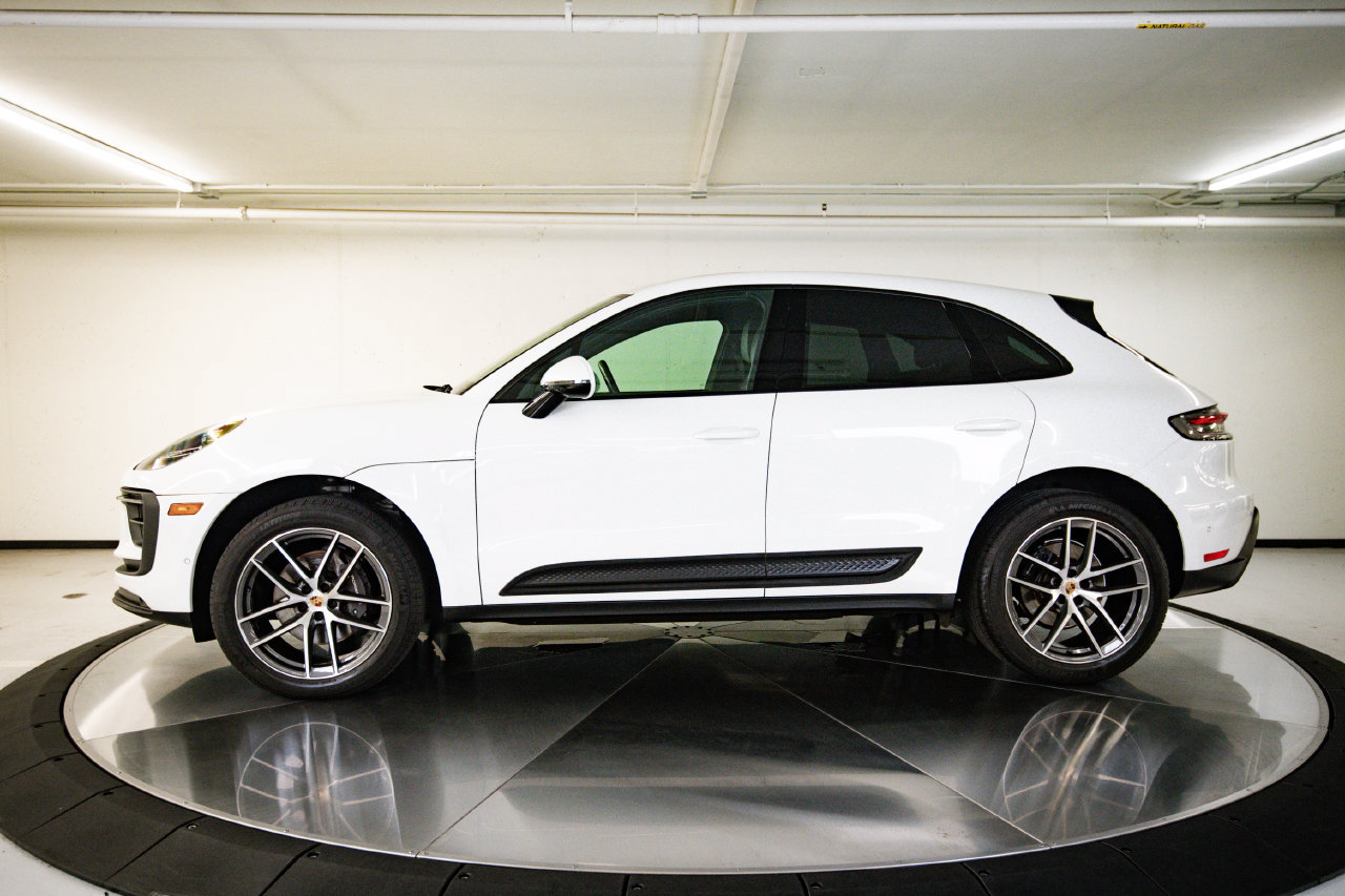 Certified 2023 Porsche Macan AWD/4WD image 2