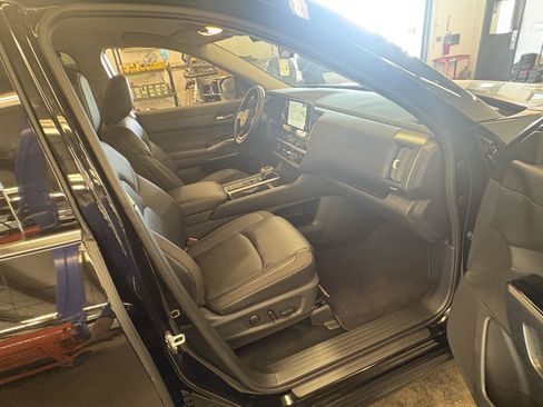 Used 2025 Nissan Pathfinder SL FWD image 16