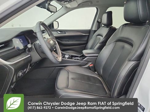 Certified 2023 Jeep Grand Cherokee Limited w/ Black Appearance Package image 19