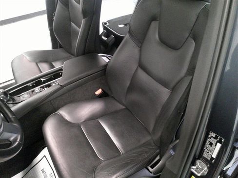 Used 2020 Volvo XC90 T6 Momentum w/ Protection Package Premier image 34