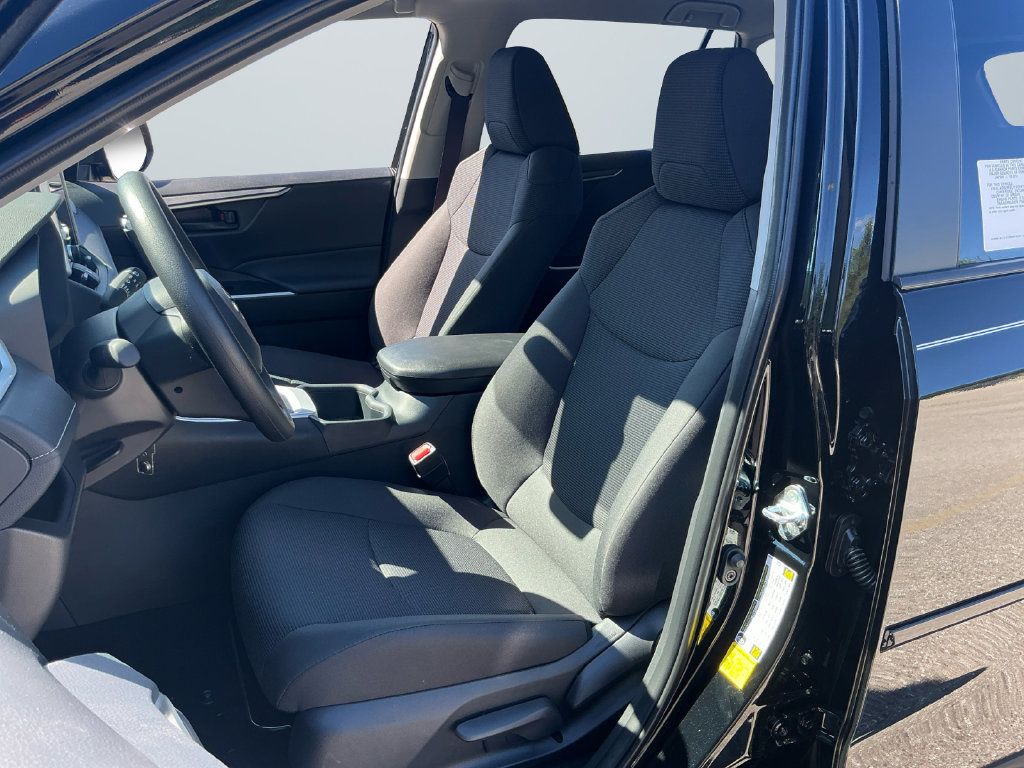 Used 2025 Toyota RAV4 LE AWD/4WD image 9