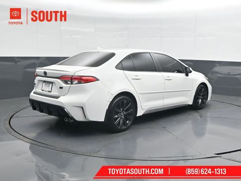 Used 2023 Toyota Corolla SE FWD image 2