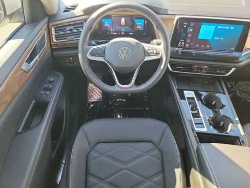 Used 2024 Volkswagen Atlas SE w/ Panoramic Sunroof Package FWD image 17