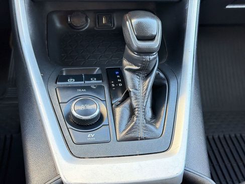 Used 2021 Toyota RAV4 XLE w/ XLE Grade Weather Package AWD/4WD image 18