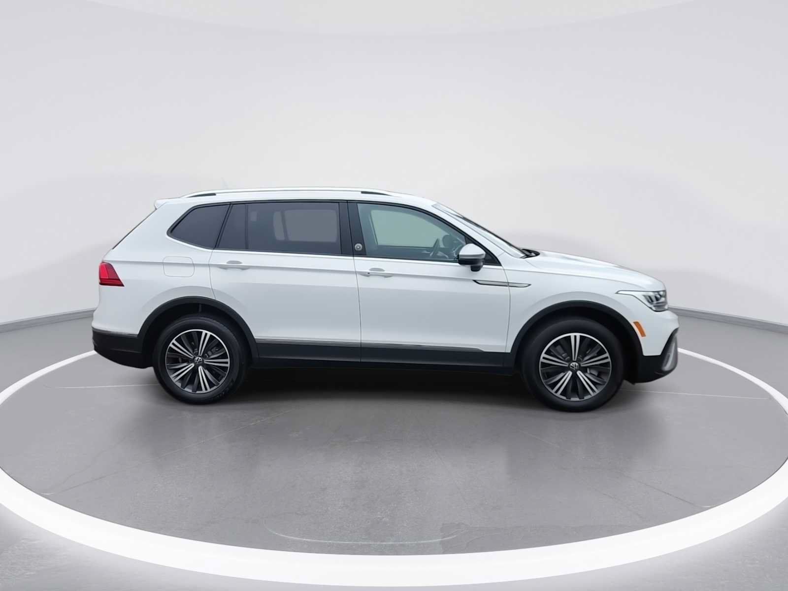 Used 2024 Volkswagen Tiguan Wolfsburg Edition AWD/4WD image 9