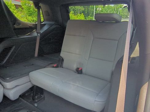 Used 2023 GMC Yukon SLT w/ SLT Luxury Package RWD image 17