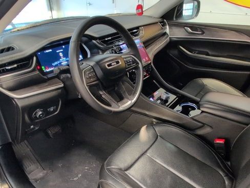 Used 2023 Jeep Grand Cherokee Limited w/ Luxury Tech Group II image 10