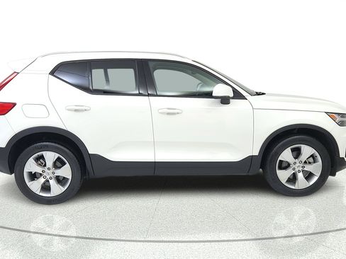 Used 2020 Volvo XC40 T4 Momentum FWD image 8
