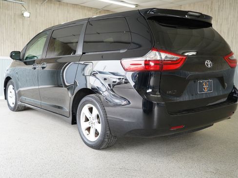 Used 2020 Toyota Sienna L image 7