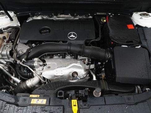 Certified 2021 Mercedes-Benz GLB 250 4MATIC image 32