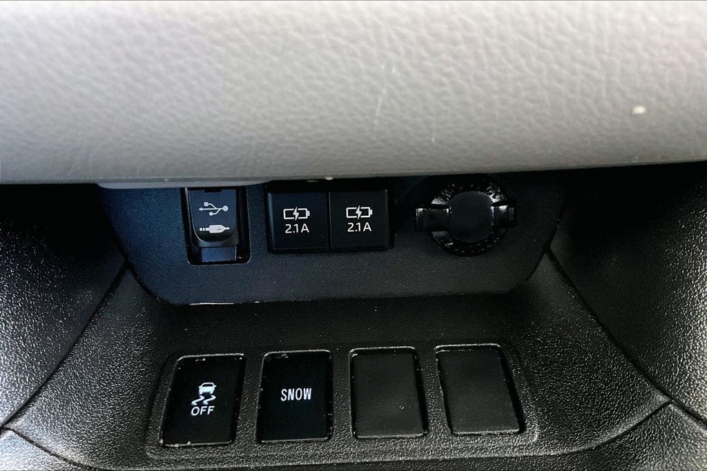 Used 2019 Toyota Highlander XLE w/ Carpet Mat Package (TMS) FWD image 16