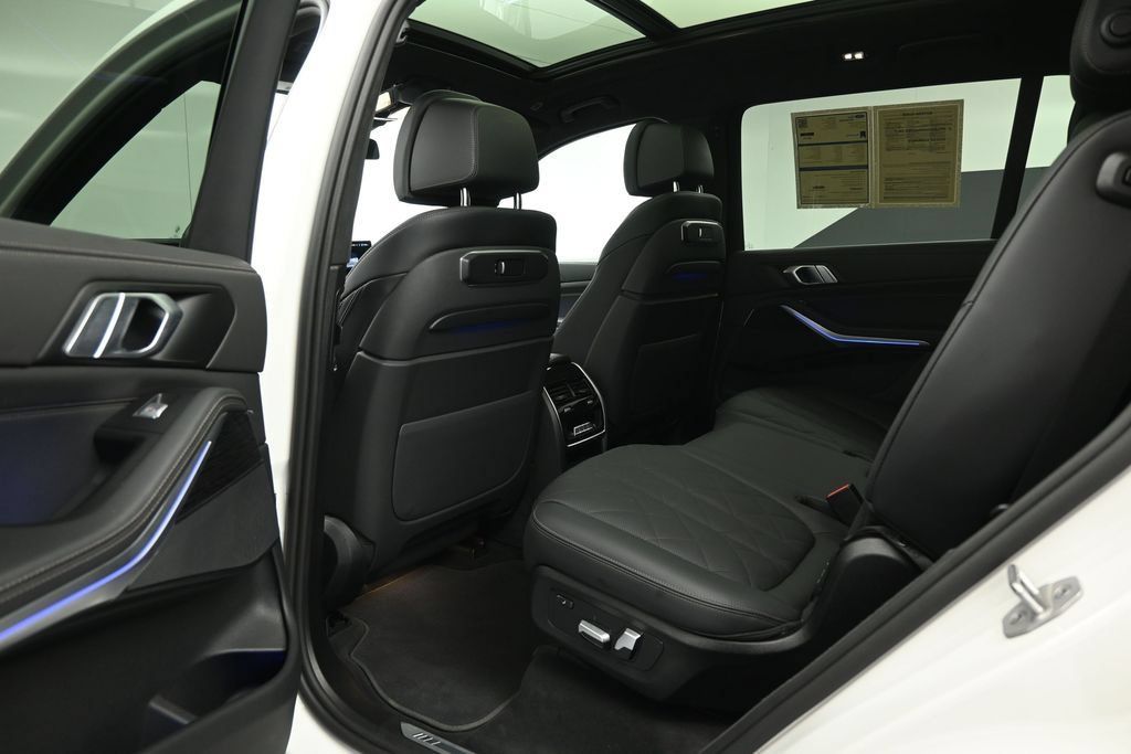 Used 2025 BMW X7 xDrive40i w/ M Sport Package AWD/4WD image 18