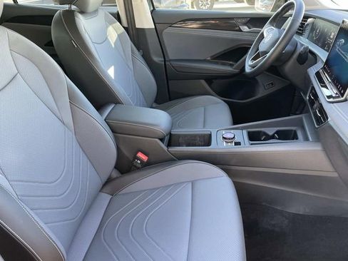 Used 2025 Volkswagen Tiguan SE image 27