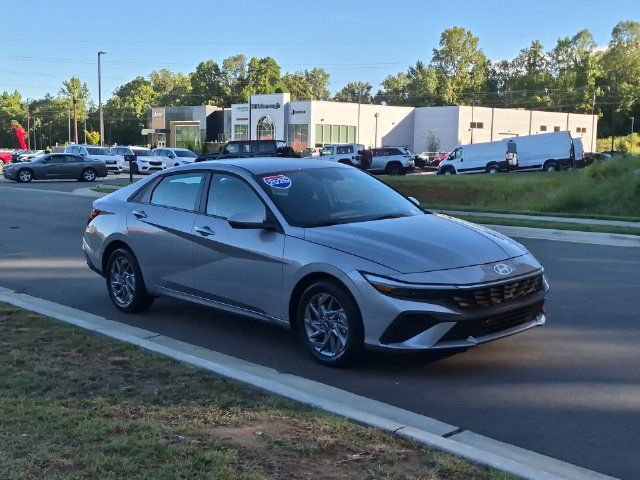 Used 2026 Hyundai Elantra Hybrid FWD image 15