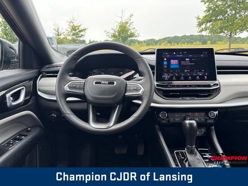 Used 2025 Jeep Compass Limited AWD/4WD image 2