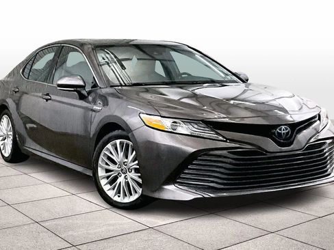 Used 2020 Toyota Camry XLE w/ Sunroof Package image 3